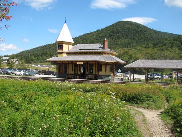 Start of the combined Avalon and Mount Willard Trails with the Crawford Notch Depot / Macomber Family Information Center in the background (photo by Karl Searl)